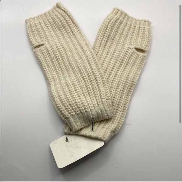 Portolano Flower Crochet Fingerless Gloves - Picture 2 of 5